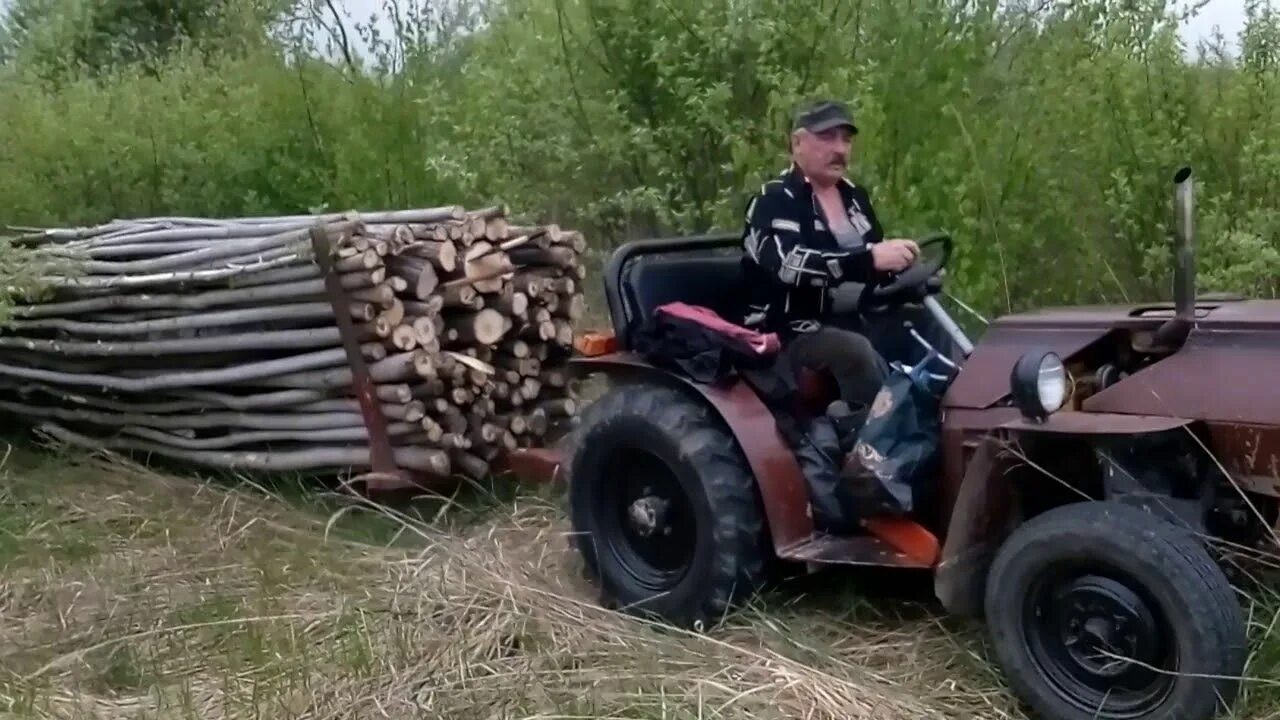 Трактор тянет прицеп. Трактор с дровами. самодельные трактора перевозка дров. трактор на дровяном топливе. трактор возит дрова.