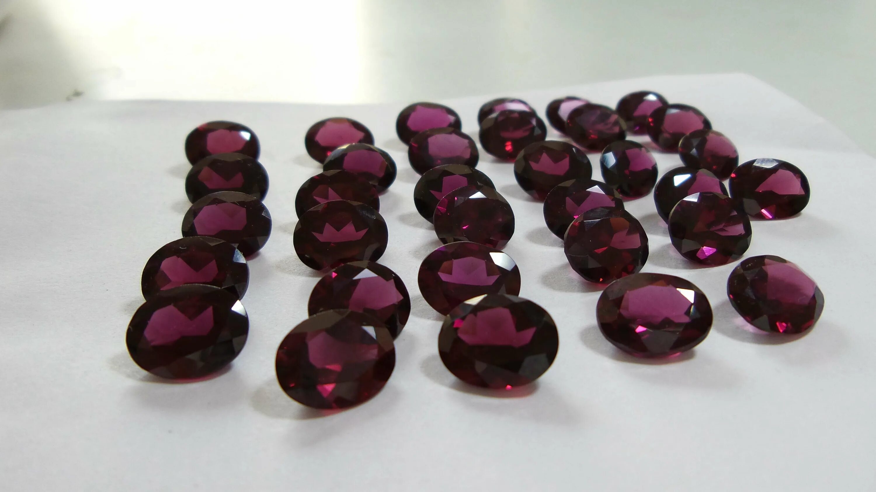 гранат альмандин и рубин. гранат андрадит. красный гранат камень. красные бусы. гранат темного цвета.