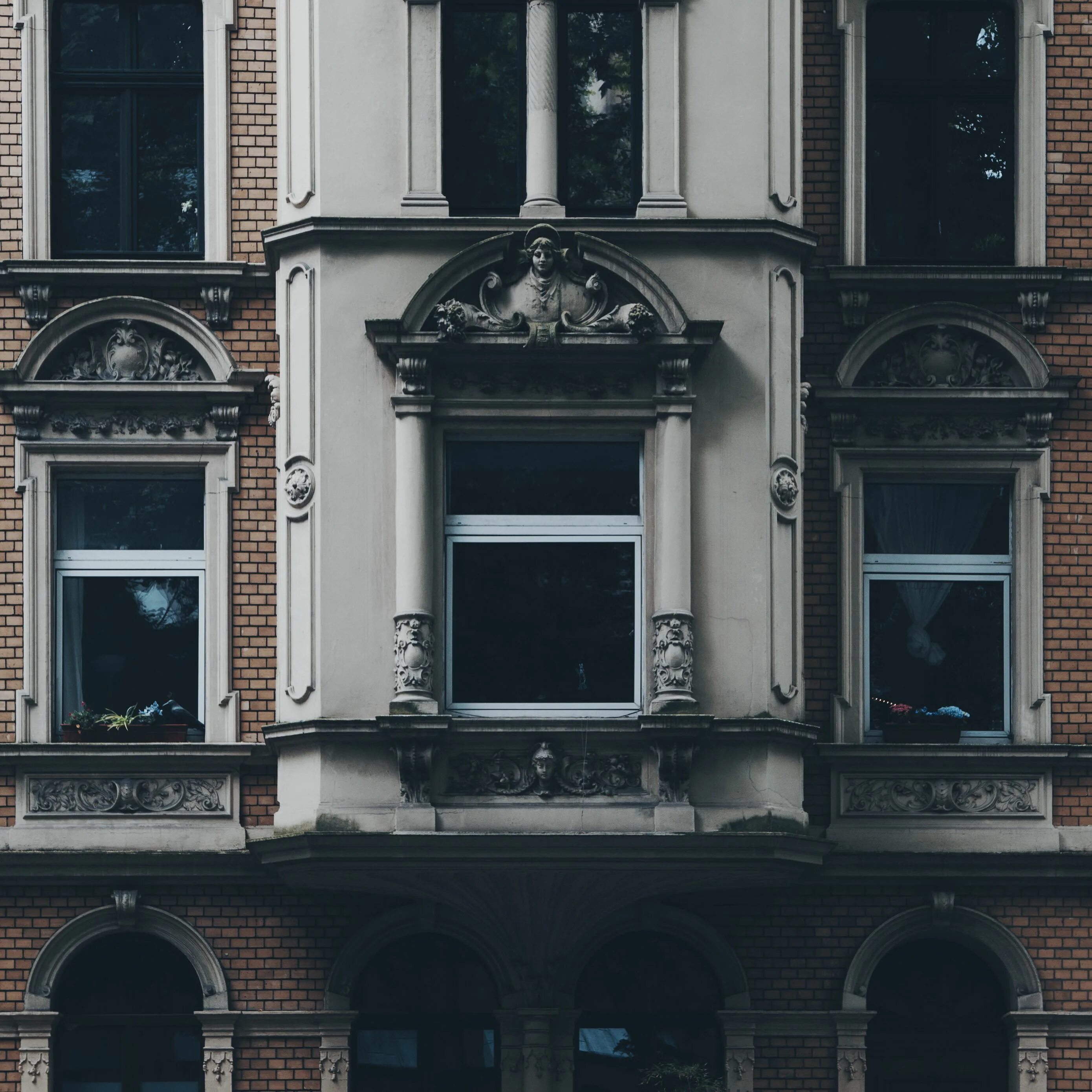 Текстура фасада здания. Фасад здания окна. Дом окон. Красивые окна фасад. Окна на фасаде.