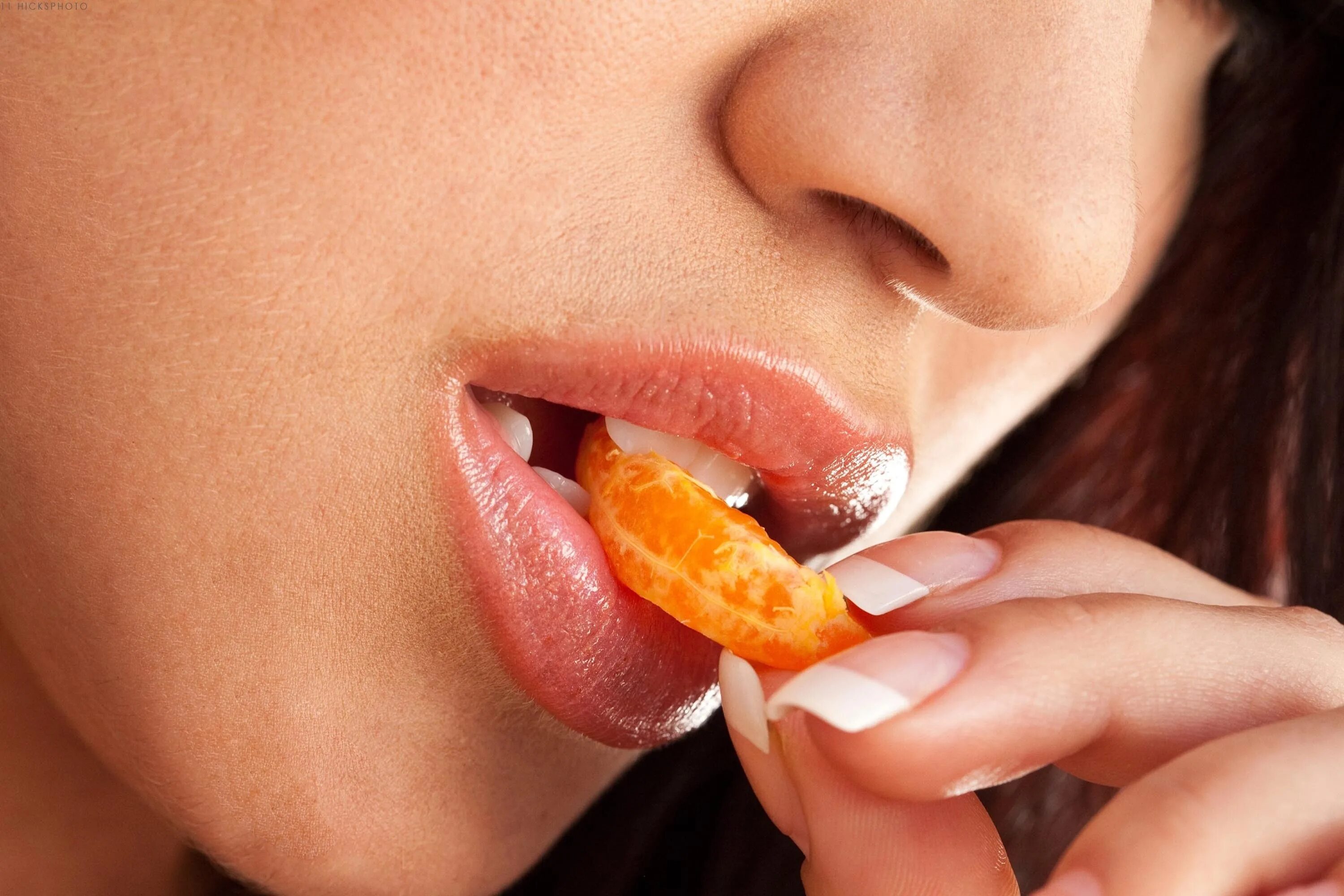 Сочные губы. Девушка ест клубнику в шоколаде. Сладкие губы. Девушка с чупачупсом красным. Картинки губ.