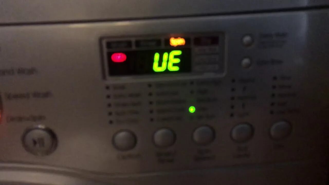 Машинка самсунг ошибка ue. UE на стиральной машине LG. Стиральная машинка LG ошибка UE. Машинка выдает ошибку UE LG. Стиральная машинка LG f10b8nd.