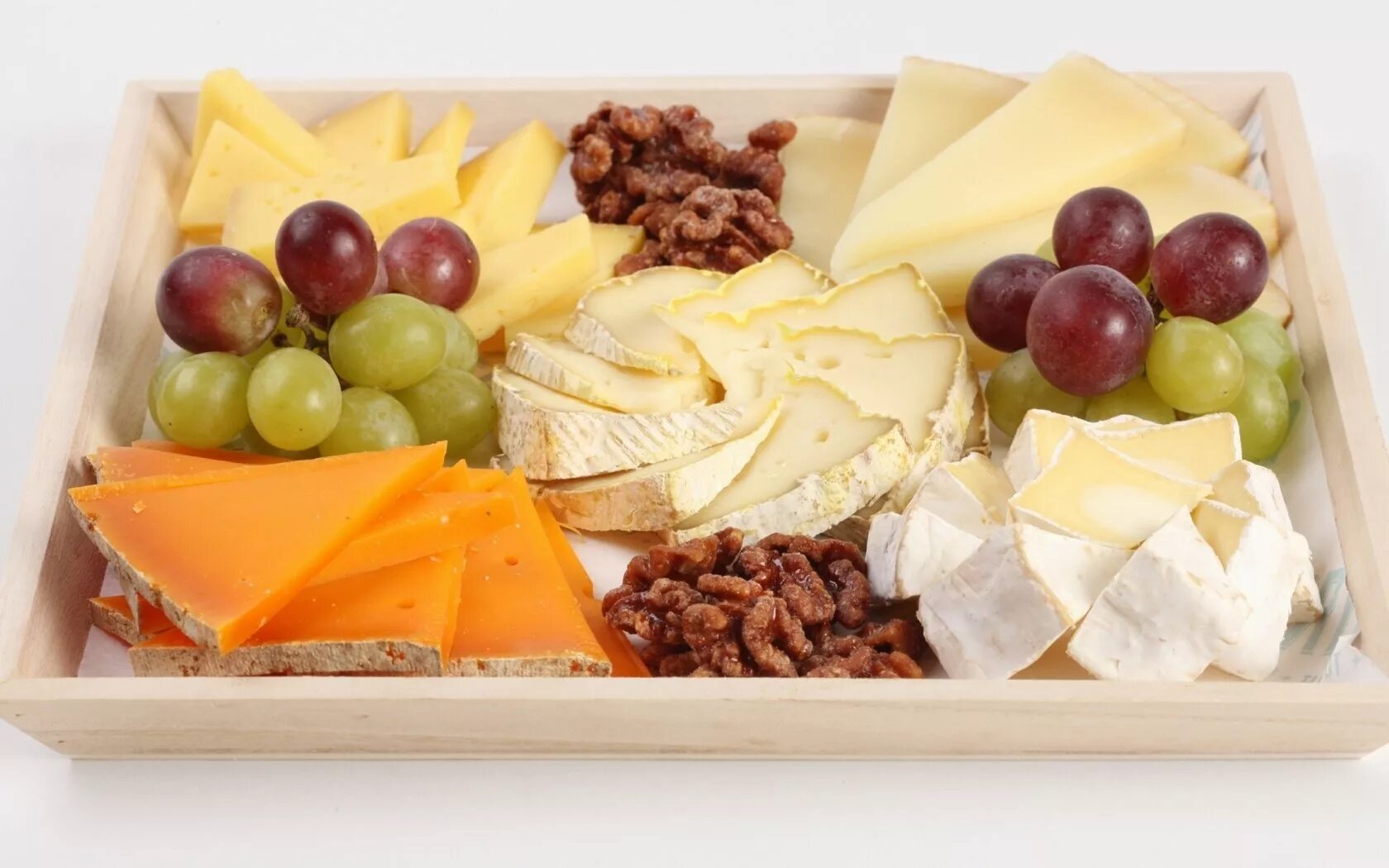 сырная нарезка. сырная нарезка. сырная тарелка. сырная тарелка ассорти. сырная тарелка с виноградом и орехами.