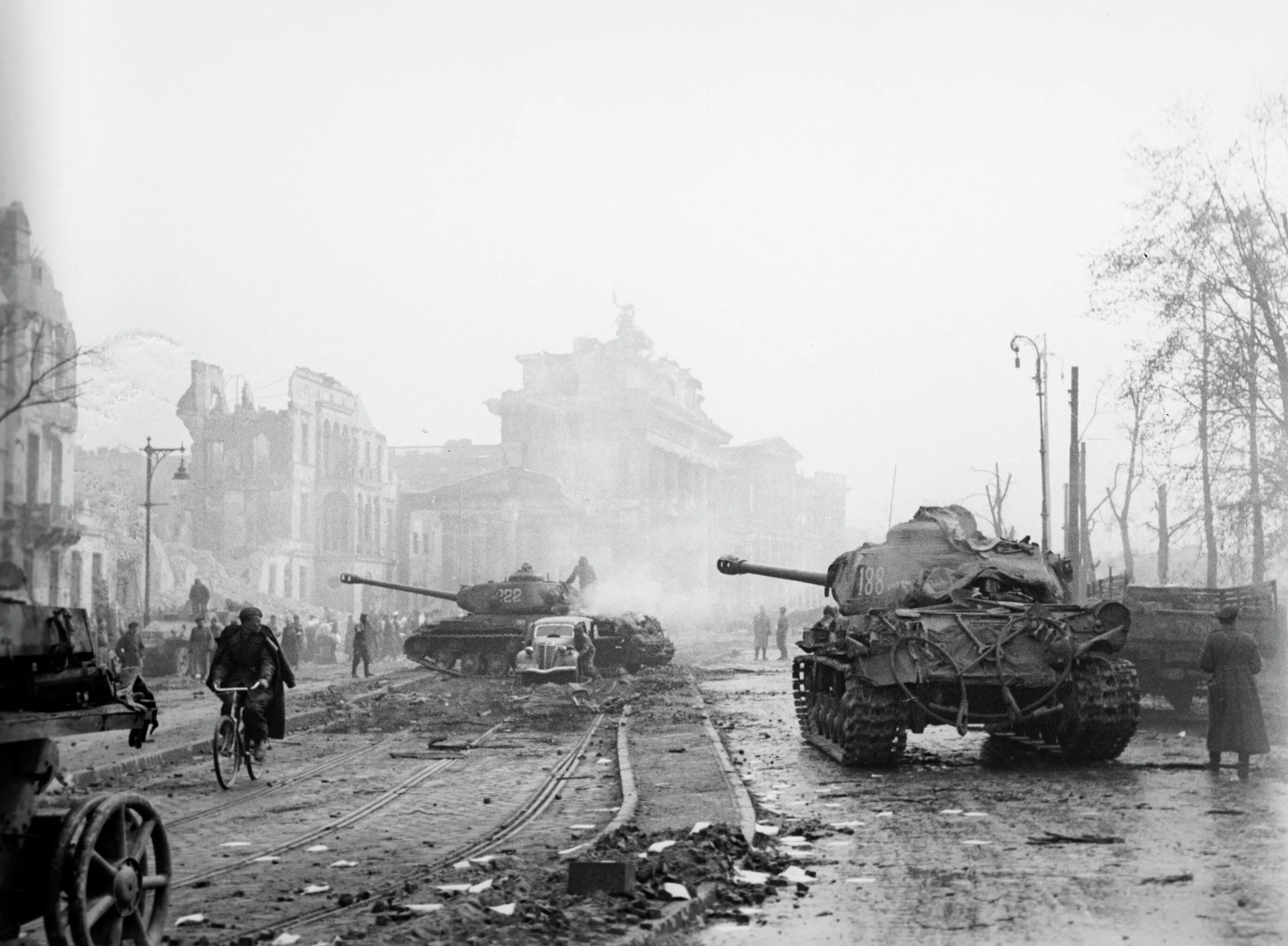 Когда начался штурм берлина столицы германии. Битва за Берлин 1945. ИС-2 В Берлине. ИС-2 В Берлине 1945.