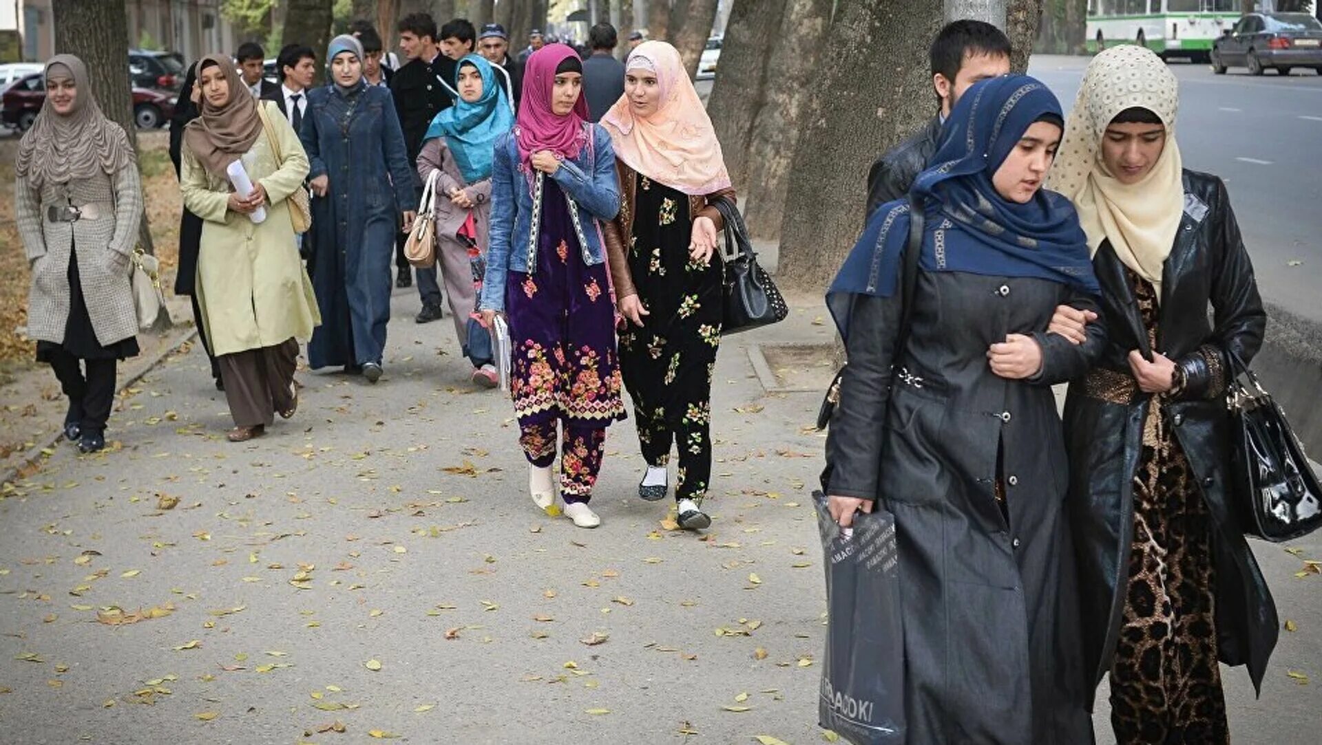 Таджикистан сегодня как живут. Таджикские женщины. Мусульманки в Таджикистане. Таджикская женская одежда. Хиджаб в Таджикистане.