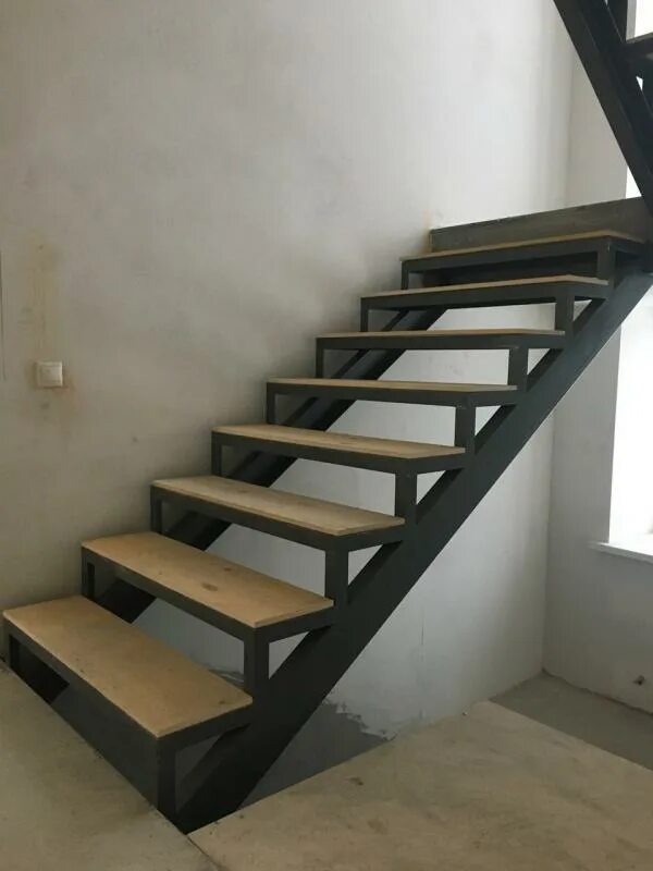 Профильная лестница на второй этаж. Металлическая лестница. Металлическая лестница из швеллера. Лестница на металлическом каркасе. Лестница металлокаркас.