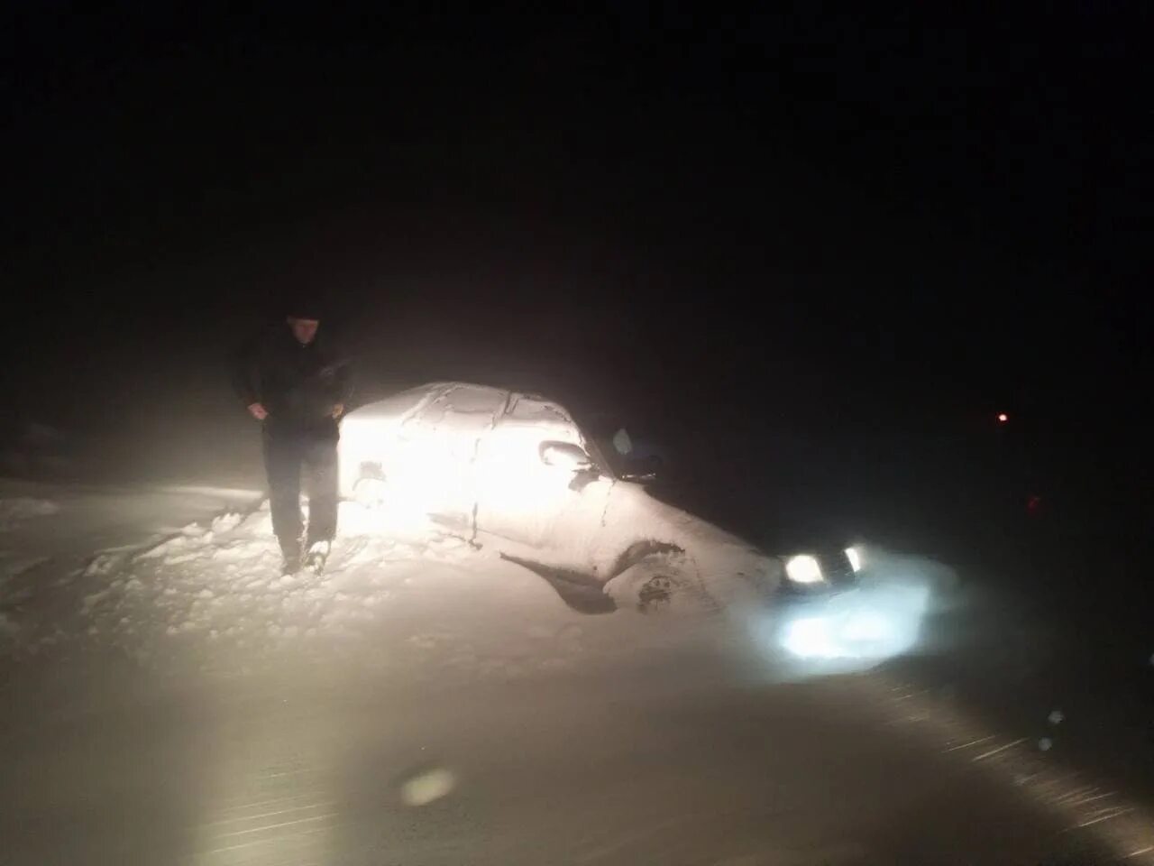 Время 26 12 15. Машина застряла в снегу ночью. Застрял в снегу на трассе ночь. На трассе застряли в снегу. Машина забуксовала в ночи.