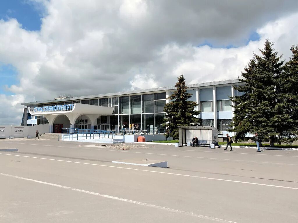 В честь кого назван аэропорт в калининграде. Аэропорт Храброво старый. Старый аэропорт Калининград. Аэропорт Калининград старый терминал. Аэропорт Храброво старый терминал.