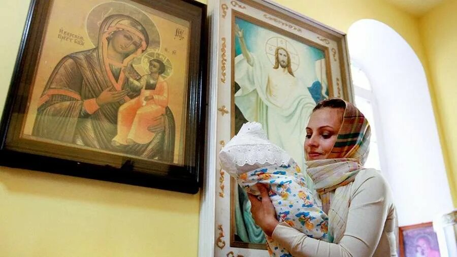 обряд крещения. крестить ребенка в пасху. священник крещение ребенка. крещение в храме. крещение дитя.