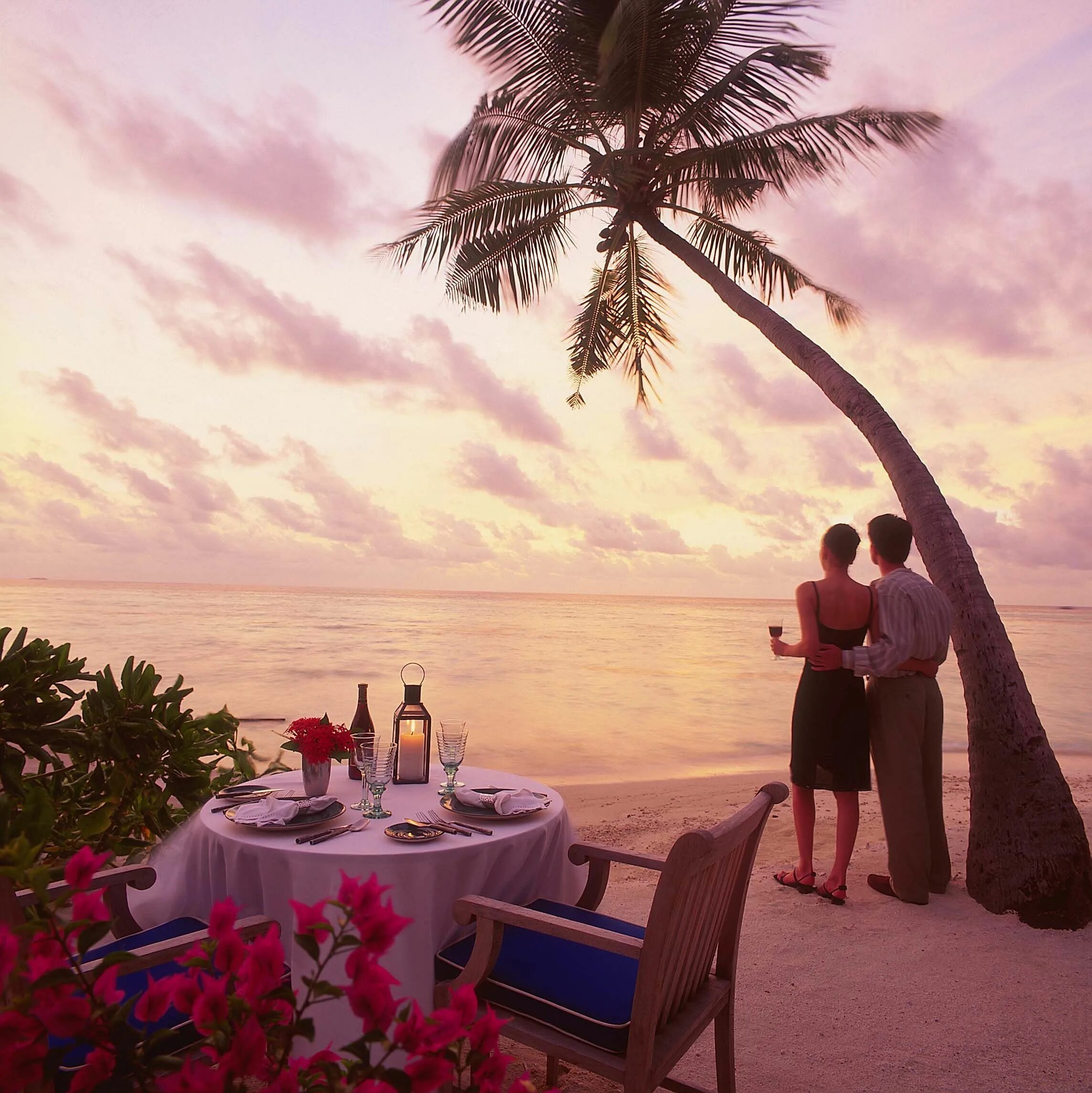 Любимый бали. Романтичное место. Романтические места. Романтический ужин на Мальдивах. Романтический вечер на берегу моря.