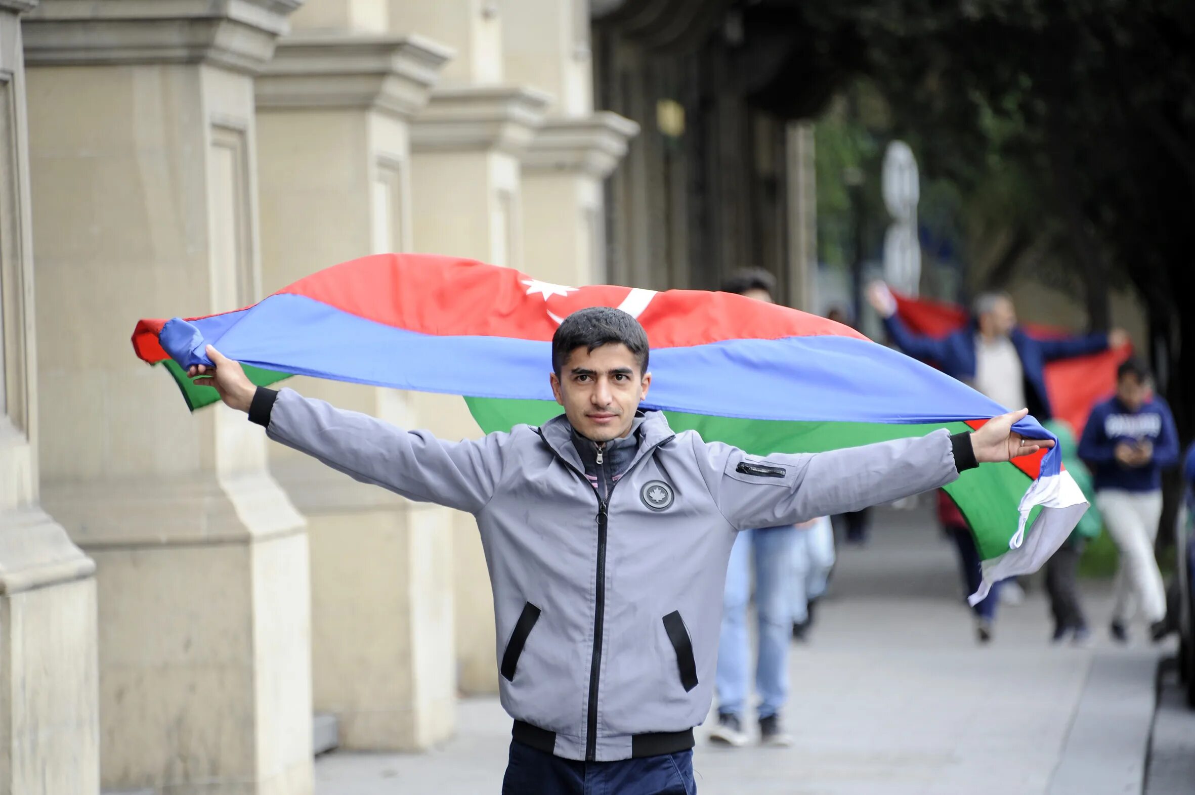 Азербайджанцы народ. Азербайджанский народ с флагом. Шуша азербайджанским флагом. Азербайджан в ноябре