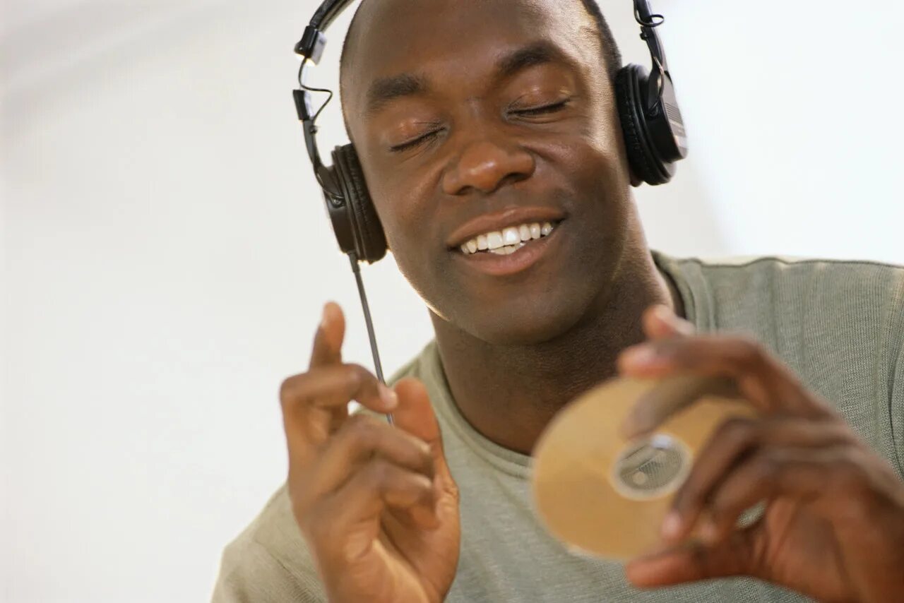 Африканские наушники. Listening CD. Listen to a CD. Слушать CD. She listens to the radio