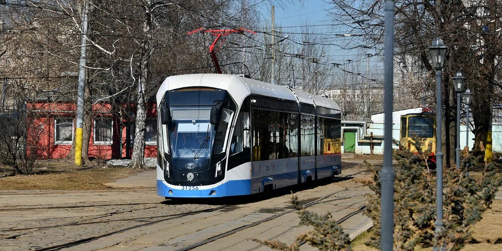 Какой трамвай ездит. Трамвай Витязь Краснодар. Трамвай Москва. Современный трамвай. Трамвайные пути.