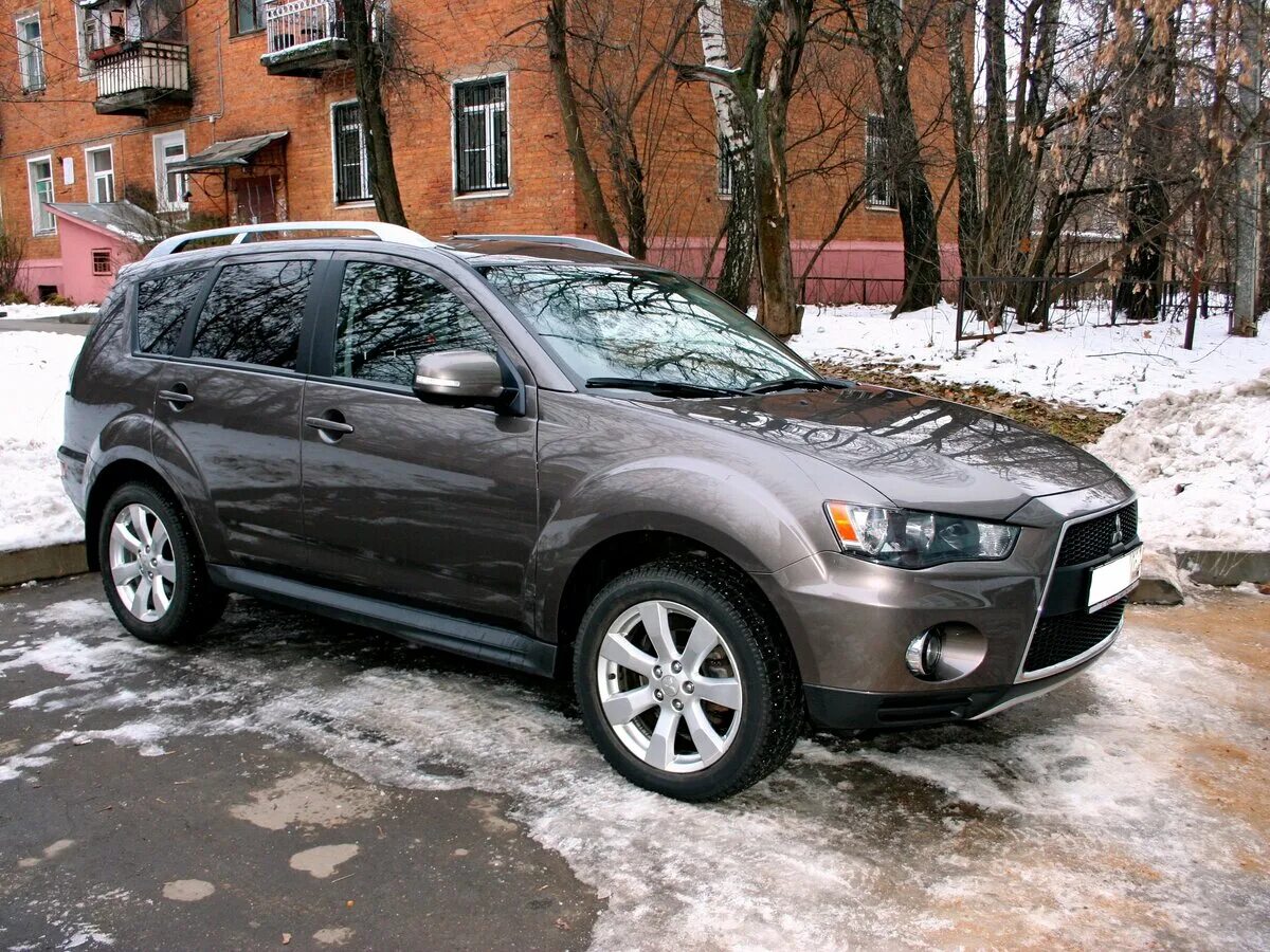 Полный привод аутлендер 1. Митсубиси Аутлендер 12. Mitsubishi Outlander 12 года. Mitsubishi Outlander 2.4 at, 2004. Outlander 2 Рестайлинг коричневый.