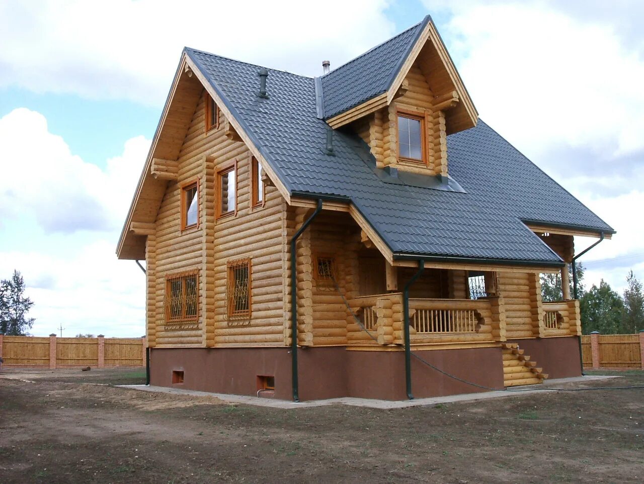 Деревянный дом с черепичной крышей. Деревянная крыша. Бревенчатый крыша. Крыша бани из бревна. Крыша на рубленном доме.