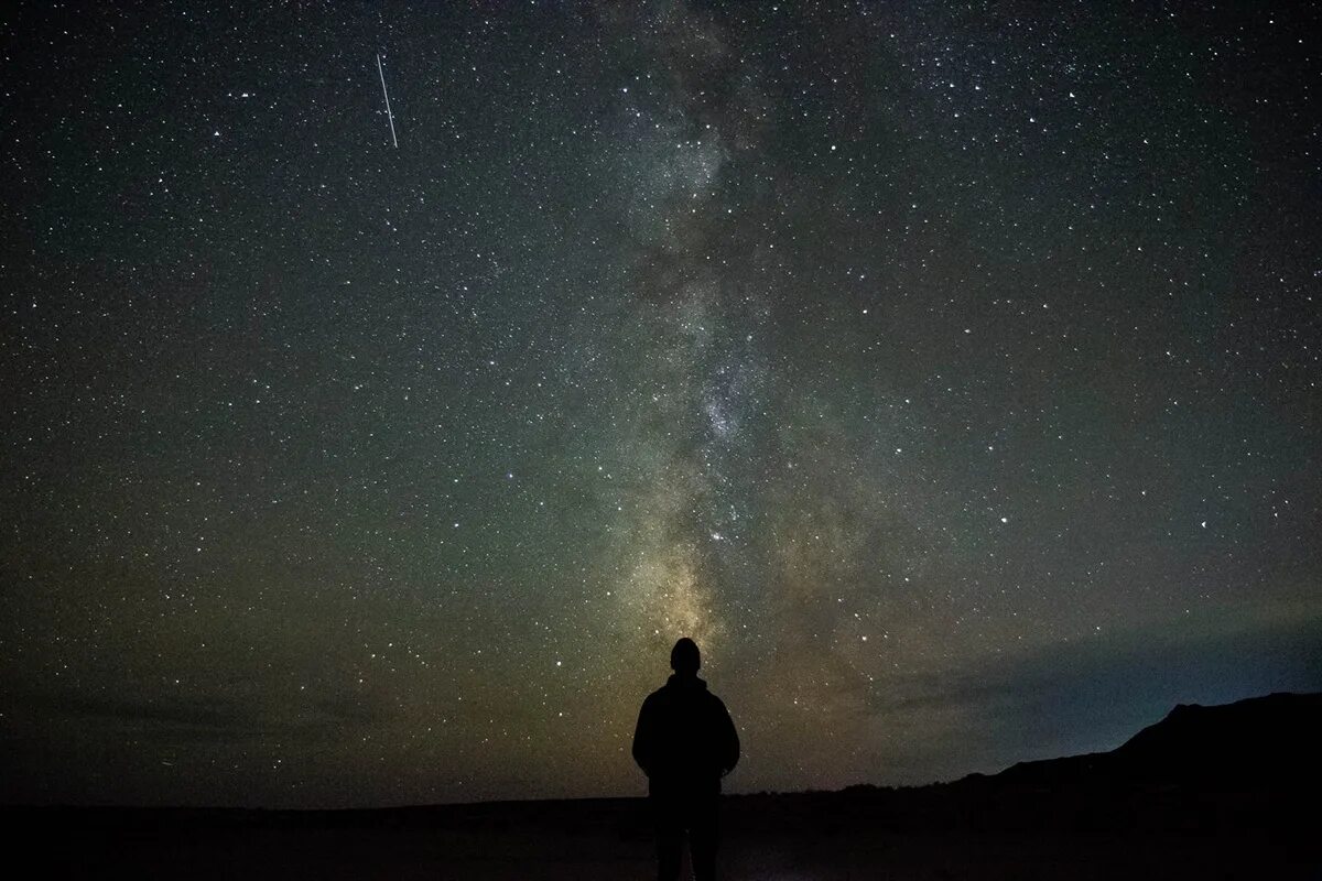 Одна из тех звезд. Звездное небо и человек. человек на фоне звездного неба. одинокий космос. одинокая ночь.