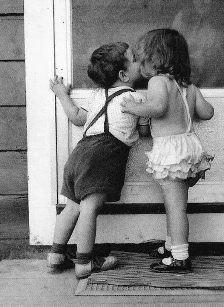 Между мальчиками и девочками разделили 24. Детский поцелуй. Первый детский поцелуй. Любовь к ребенку.
