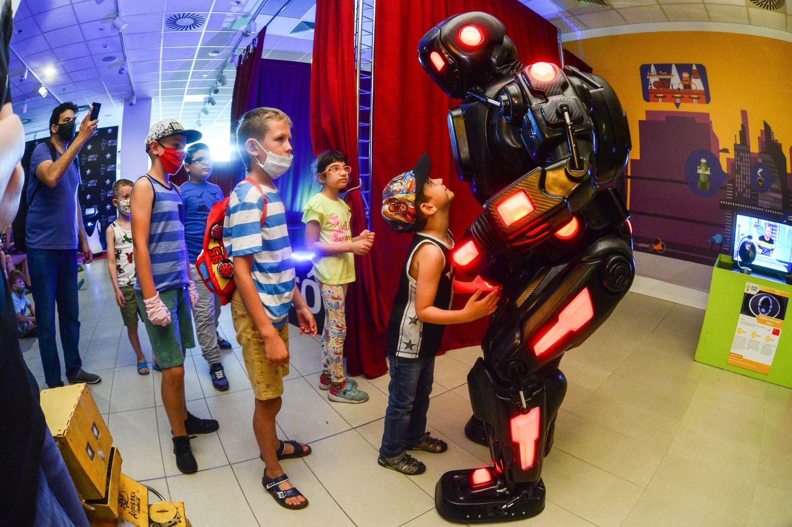 Робопарк. Выставка роботов в Ельце. Роботы в культуре. Выставка роботов в Невьянске. Выставка роботов в Зеленодольске.