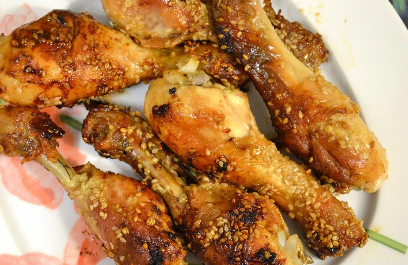 Куриные ножки быстро и вкусно. Блюда из куриных ножек. блюдо с куриной ножкой. ножки куриные по восточному. голени запеченные с кунжутом.