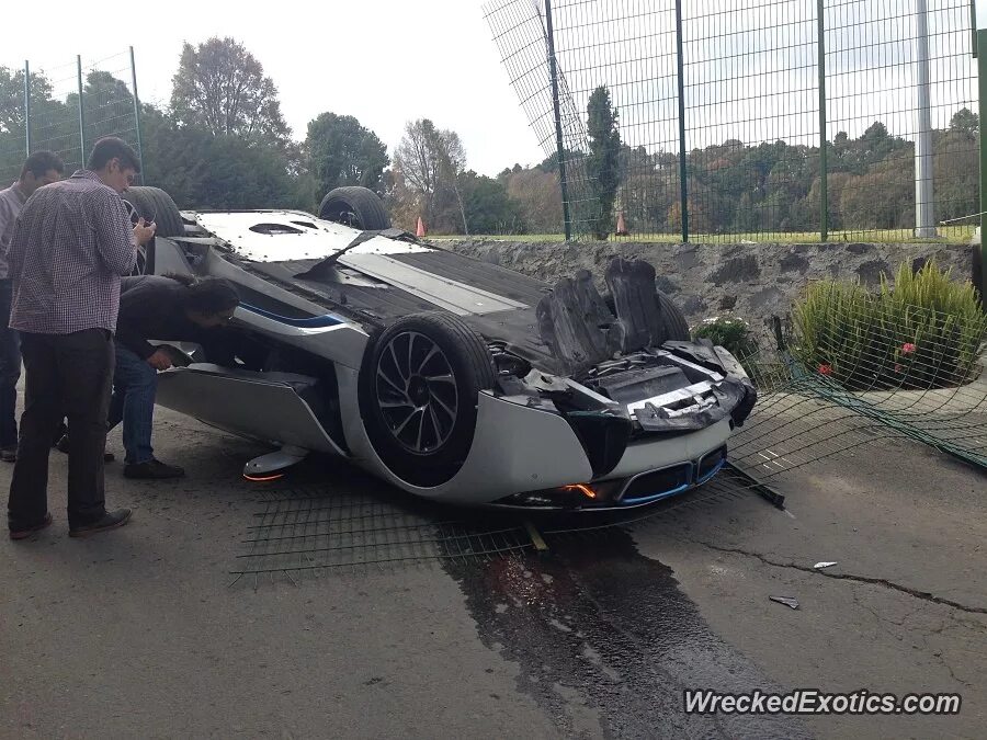 BMW i8 crash. BMW i8 Разбитая. Разбитая БМВ i8. БМВ i8 авария.