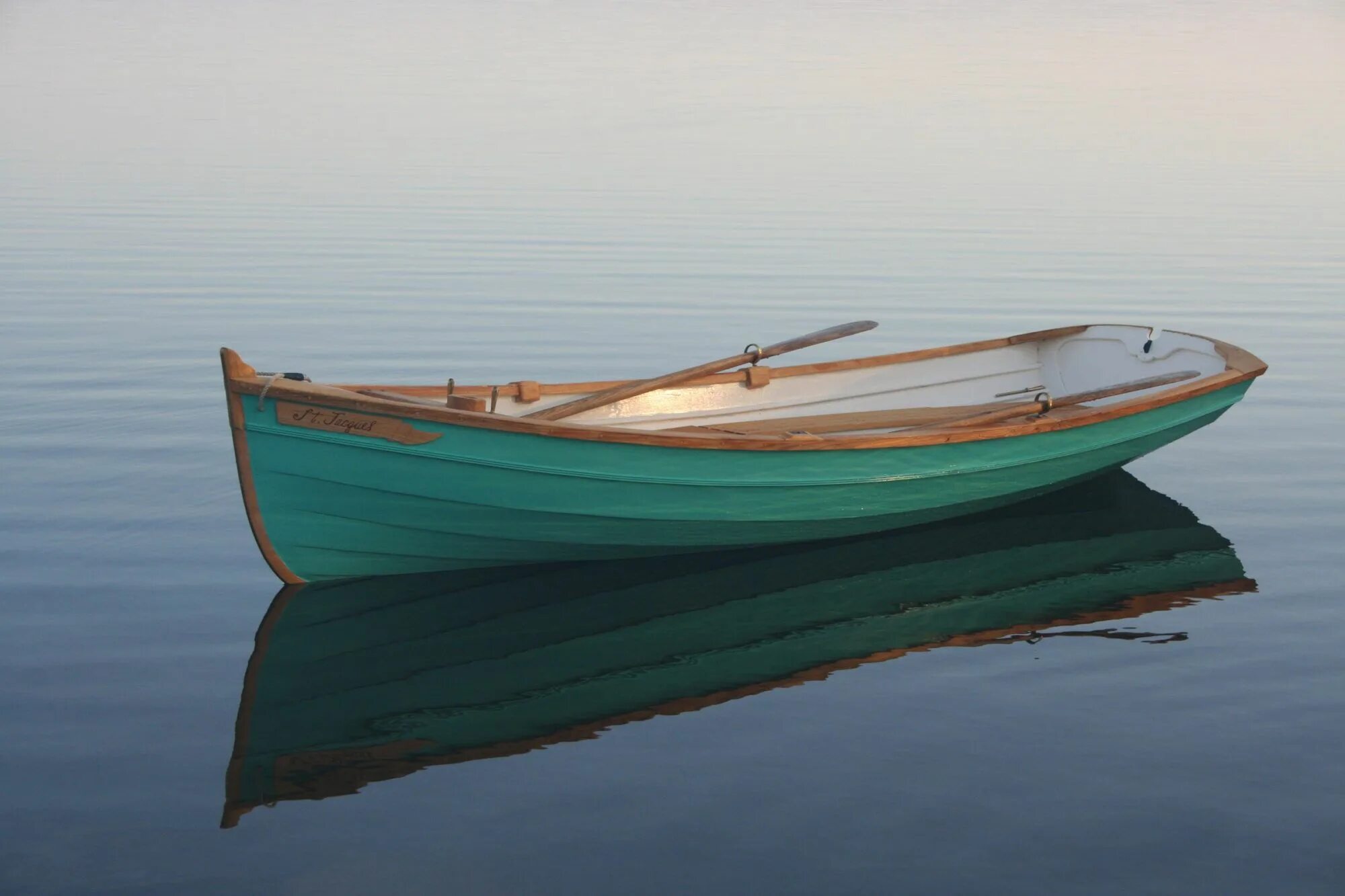 Деревянная прогулочная лодка. Лодка винтеч. Boat article. Лодка. Буй для лодки.