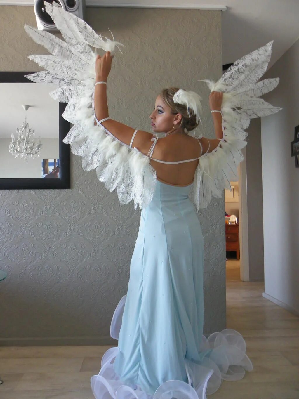 Крылья своими руками видео. Крылья ангела изолон. Костюм ангела. Платье ангела для девочки. Костюм птицы.