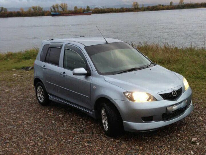 Купить мазду демио в новосибирске. Mazda Demio 4. Машина Мазда Демио 2003. Мазда Демио Рестайлинг 2005. Mazda Demio II (dy).