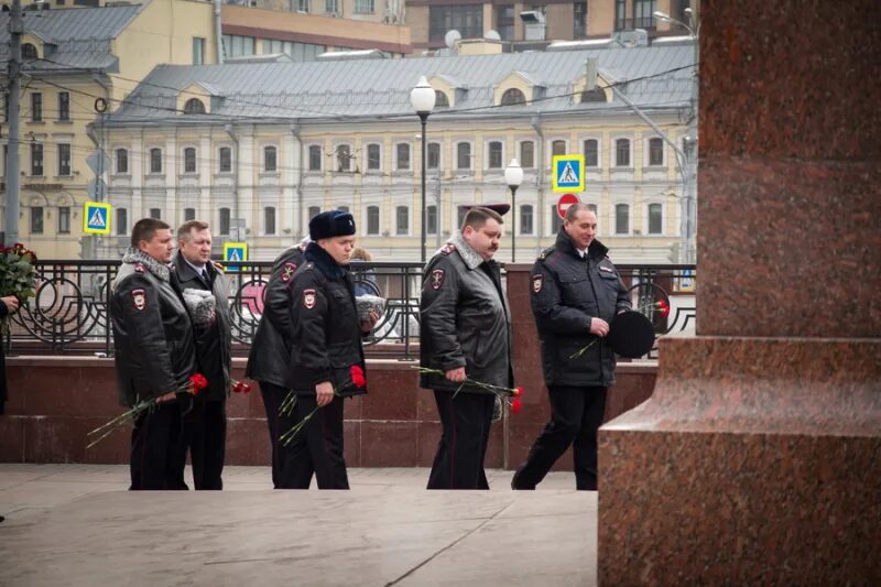 Возложенных на органы внутренних дел. Трубная площадь возложение цветов. Петровка 38 Москва метро. Площадь полицейского участка. ОВД по охране метрополитена.