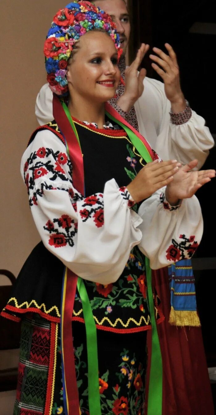Украинская одежда 6. Украинский костюм. Украинский костюм женский. Украинский народный костюм. Украинский народный костюм женский.