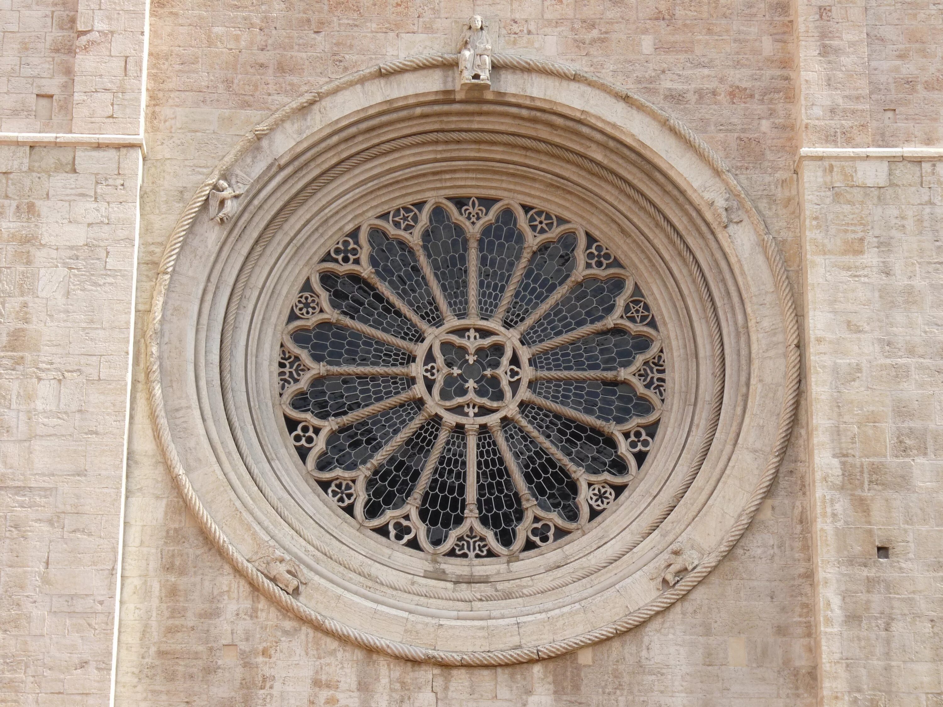Витраж роз шартрского собора. Круг в архитектуре. The rose window. Готический витраж. The rose window.
