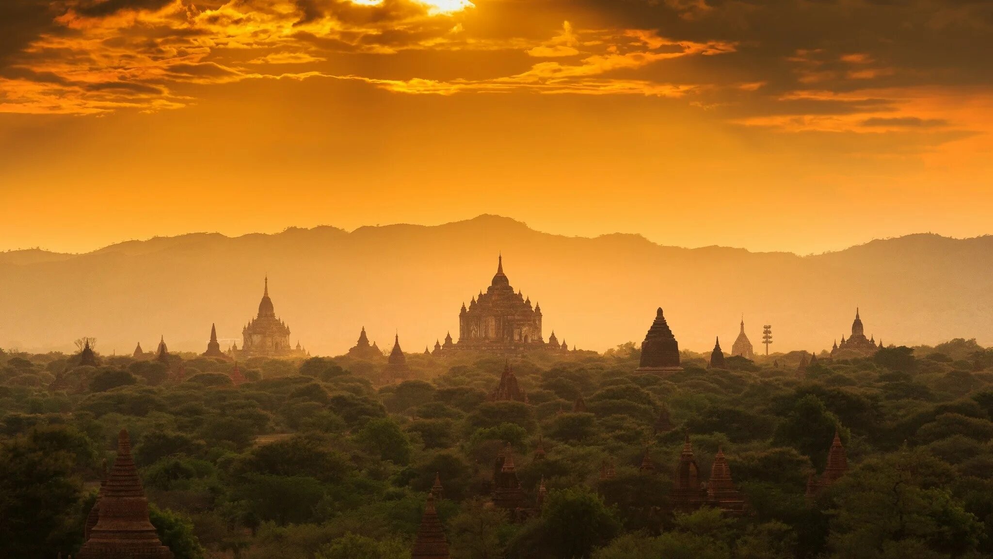 Восточные холмы. Мьянма храм Будды. Буддийский храм в Мьянме. Туман Камбоджа. Древняя Индия буддизм храмы.