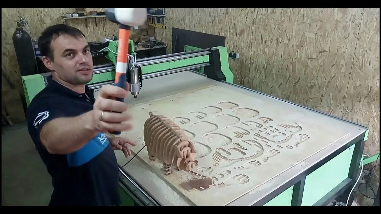 Пилит логотип. Столяр с пилой. Муж на час. @vlgcnc34 #vlgcnc34. Пилим красим.