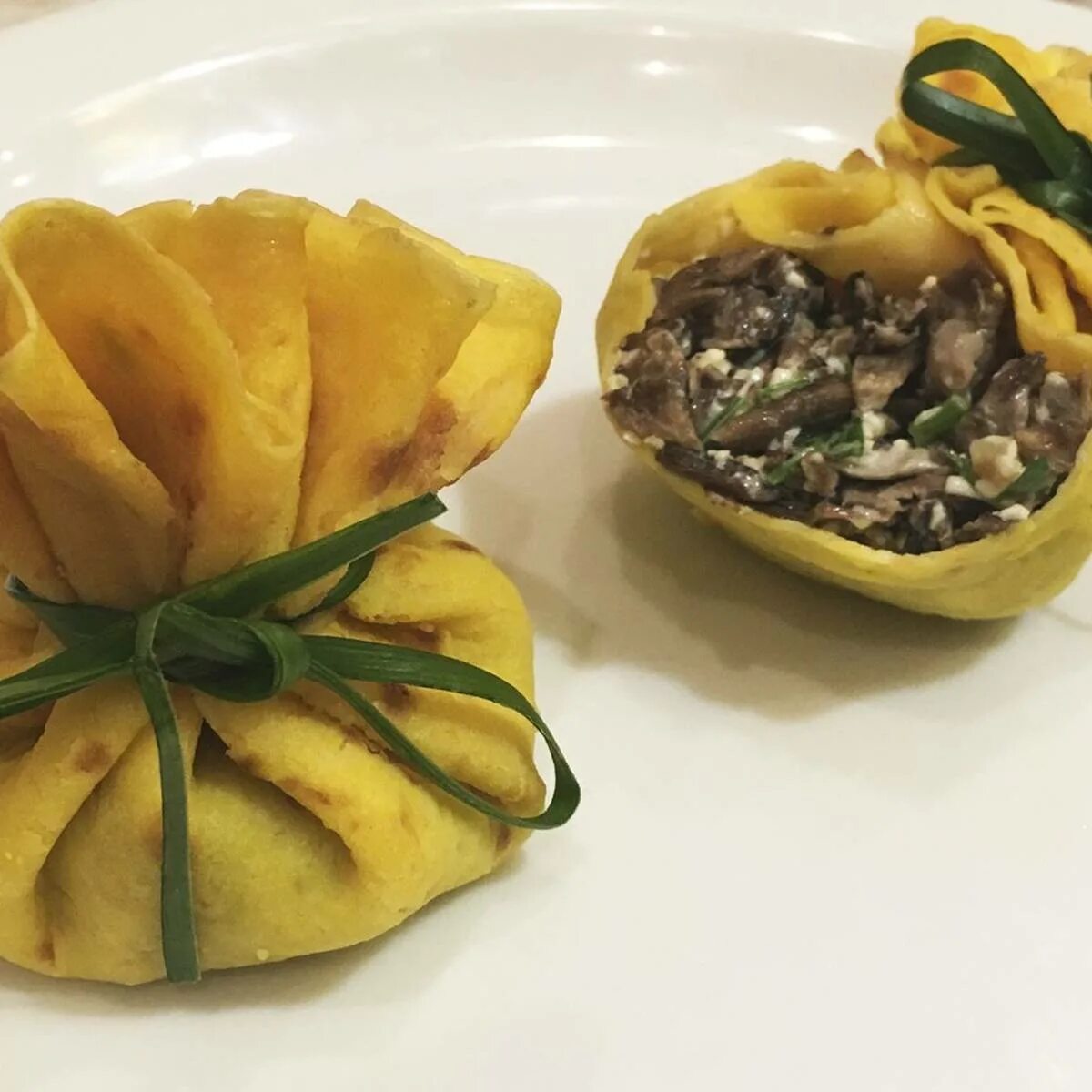 блинные мешочки. рецепты мешочек с начинкой. мешочки из блинчиков. фаршированные блины мешочки. рецепты мешочек с начинкой.