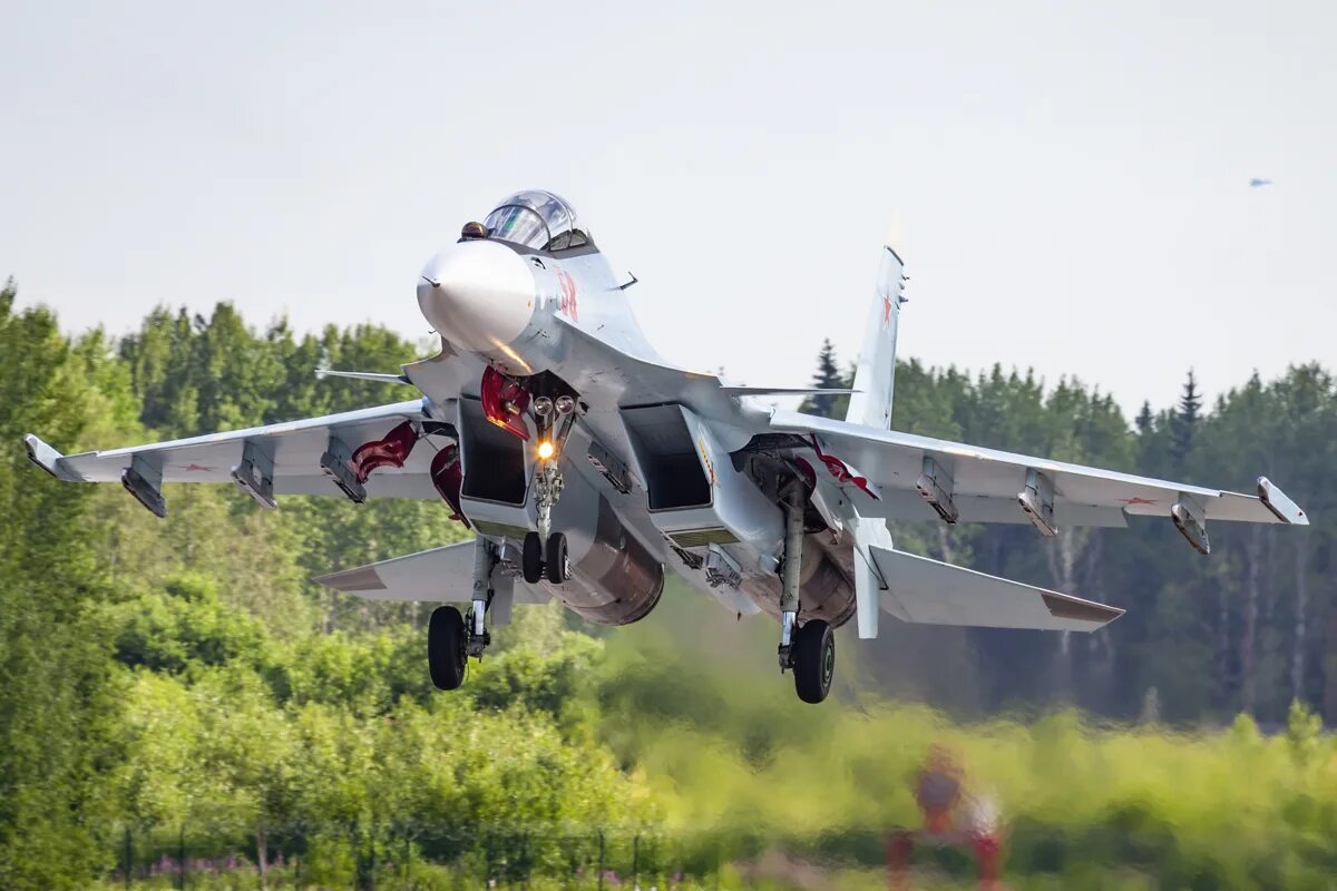 Истребители сейчас. Су 35. Истребитель Су-35. Су-35 шасси. Российские военные самолеты.