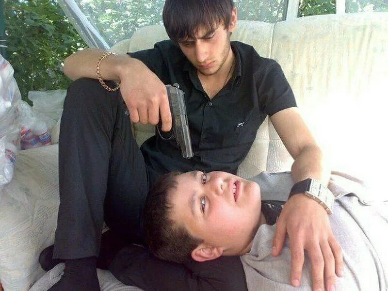 кавказец пистолетом. опасный кавказец. кавказец с пистолетом. кавказец пистолетом. чурка с пистолетом.