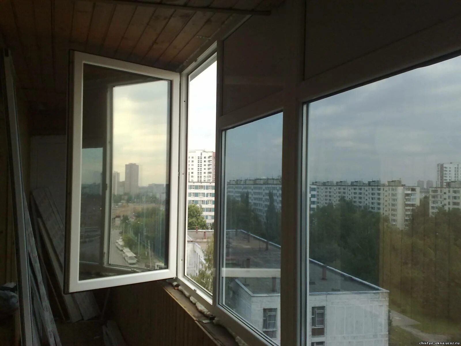 Тонированные окна на балконе. Зеркальная тонировка балкона. Тонировочная пленка для балкона. Затемненные стеклопакеты на балкон.