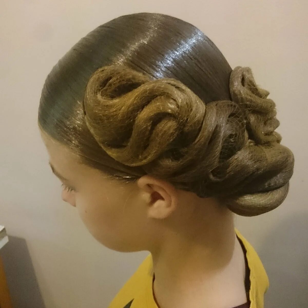 Прическа для бальных танцев женская. Бальные прически. Прическа пучок для девочки. Причска дл бальныхитанцев. Причёски для бальных танцев для девочек.