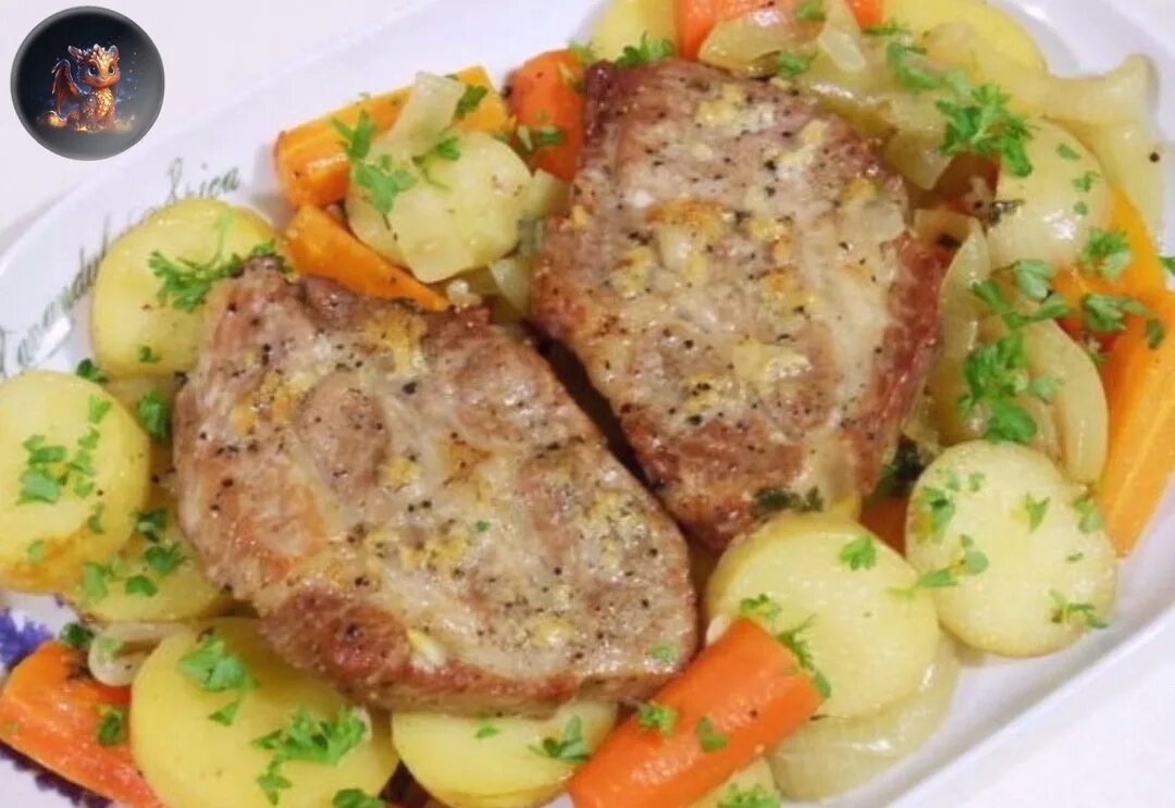 Как приготовить мясо свинины с овощами. Свинина с картофелем. блюда из свинины с картошкой. мясо запеченное с овощами. свинина запеченная с картофелем.