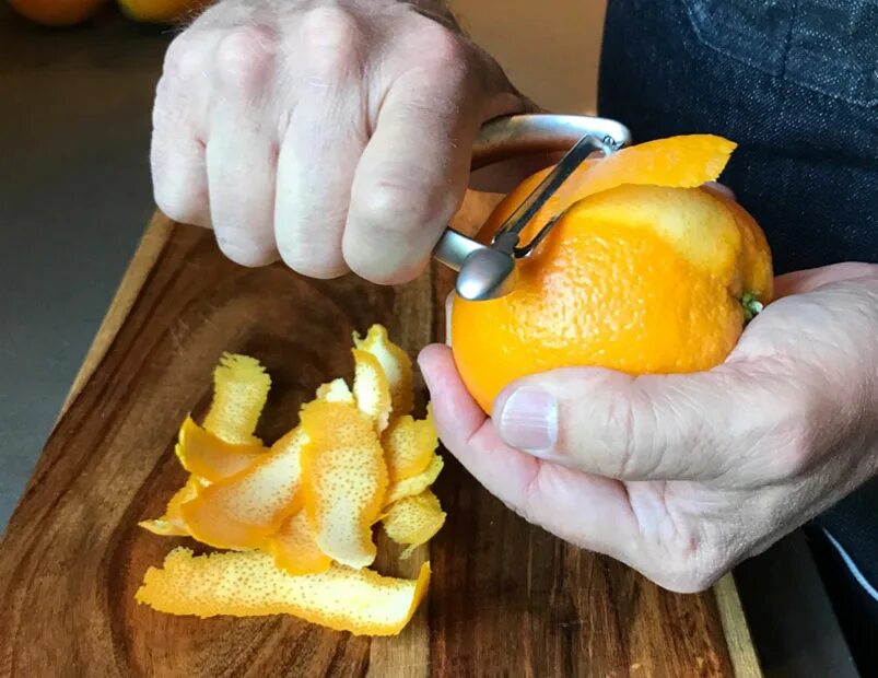 Чистка фруктов. Чистка овощей и фруктов кожура. Счистка цедры апельсина. Фрукты в апельсиновой кожуре. Чистка овощей и фруктов