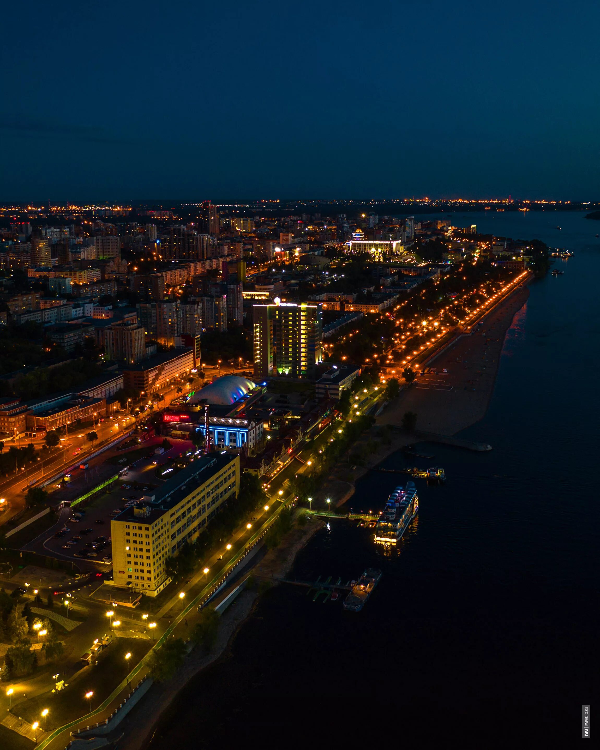 Телефоны в самаре фото. Самара набережная Волги. Набережная Самара ночью. Ночная Волга Самара. Ладья Самара ночью.