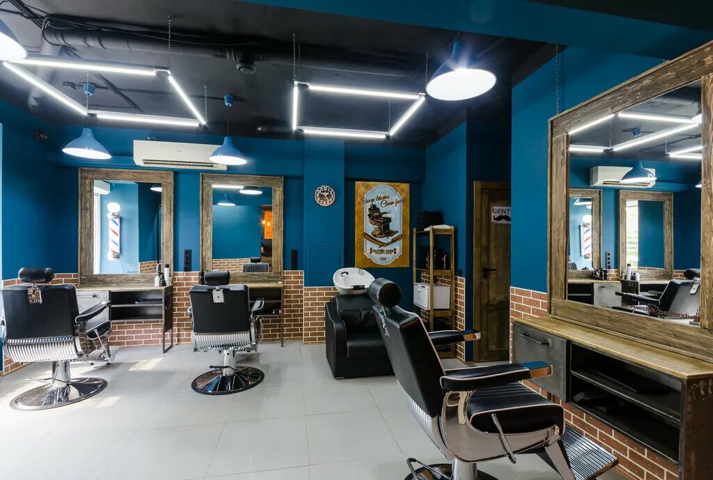 Barber club. Интерьер мужской парикмахерской. Интерьер барбершопа. Салон барбершоп. Интерьер мужского зала парикмахерской.