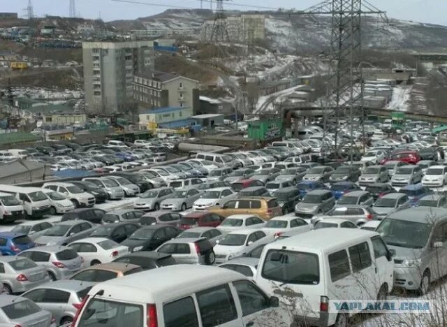 Владивосток куплю авто б у. Рынок зелёный угол Владивосток. Рынок зеленок угол Владивосток. Зеленый угол в 2000. Автомобильный рынок во Владивостоке зеленый угол.