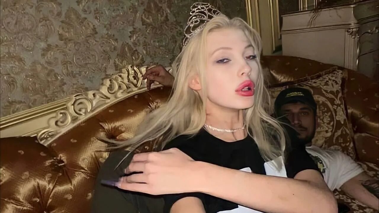 Как зовут девушку паши