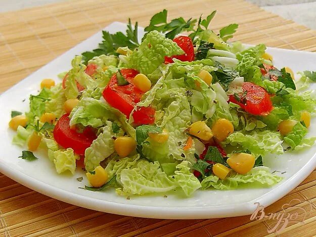 Салат с пекинской капустой и кукурузой. Салат капуста помидор кукуруза. Салат с сыром косичка. Салат пекинка помидоры кукуруза. Салат с пекинской капустой и кукурузой.