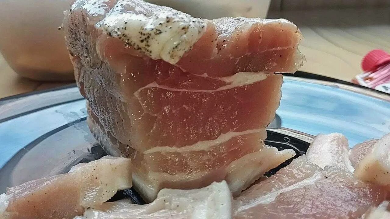 сало соленое с чесноком в рассоле. сало в рассоле самый вкусный. сало в рассоле в кастрюле. малосольные сало в рассоле. сало в рассоле самый.