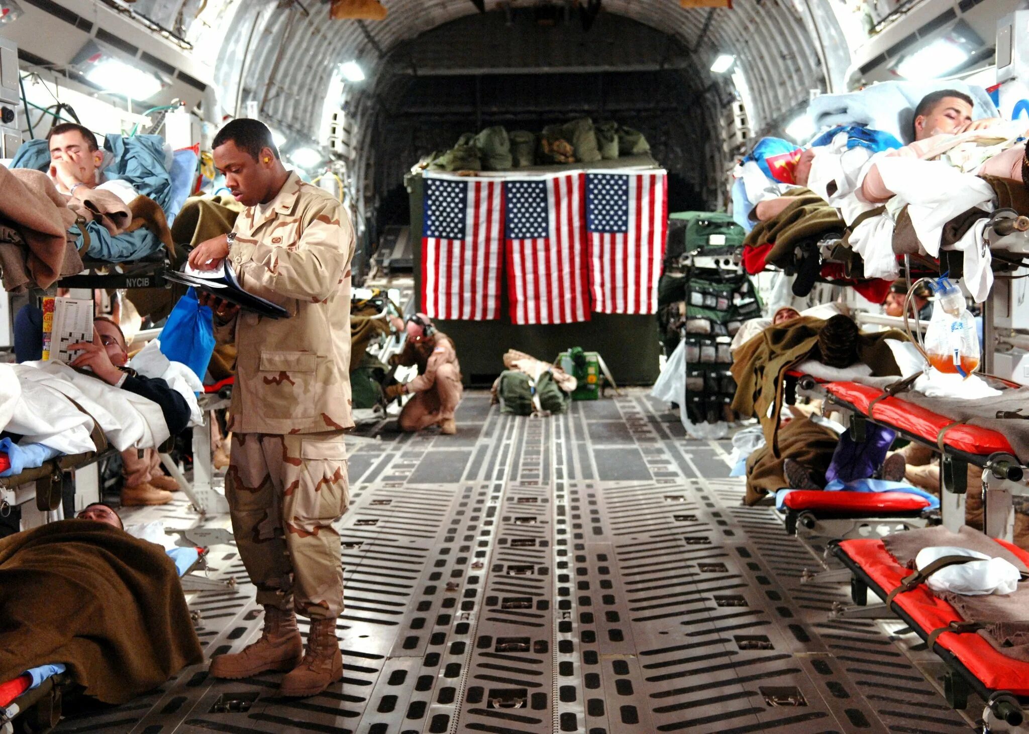 Сколько погибло в ираке. Раненый американский солдат.