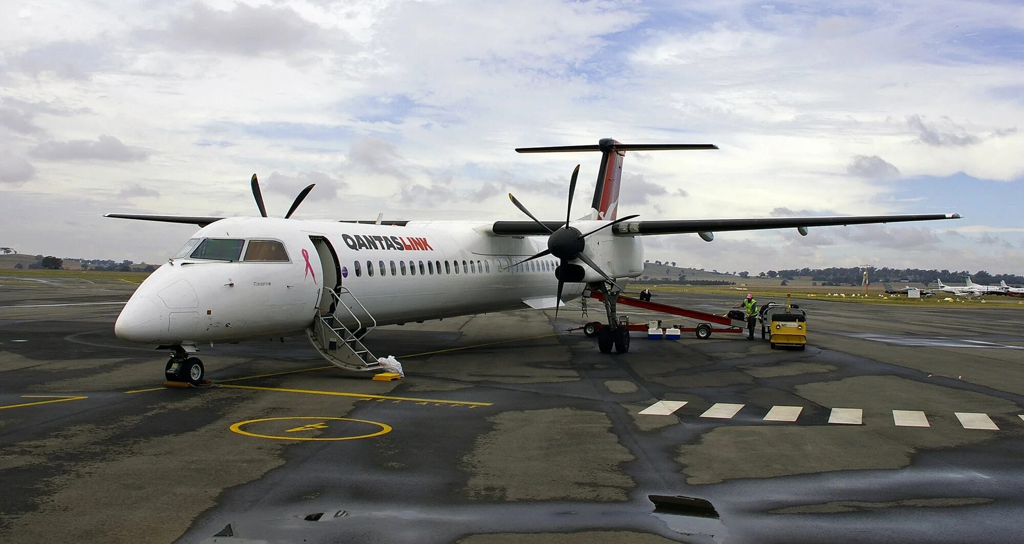 Турбовинтовой Бомбардье. Bombardier q200. De Havilland Canada DHC‑8-400 Dash 8q. Bombardier DHC-8-300 кабина.