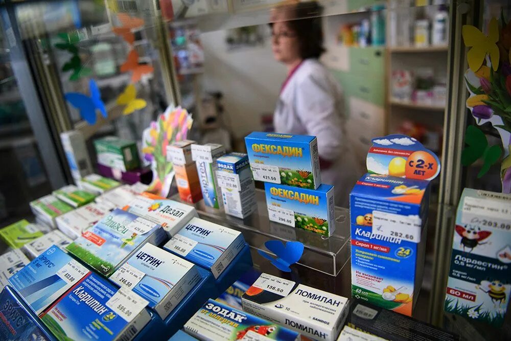 Лекарства в аптеках. Аптека продают лекарство. Жизненно необходимые лекарства. Потребители лекарств. Таблетки из аптеки.