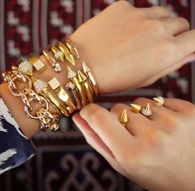 Золото и серебро на одной руке. Стильные золотые украшения. Модные браслеты. Массивные браслеты. Массивный браслет женский.