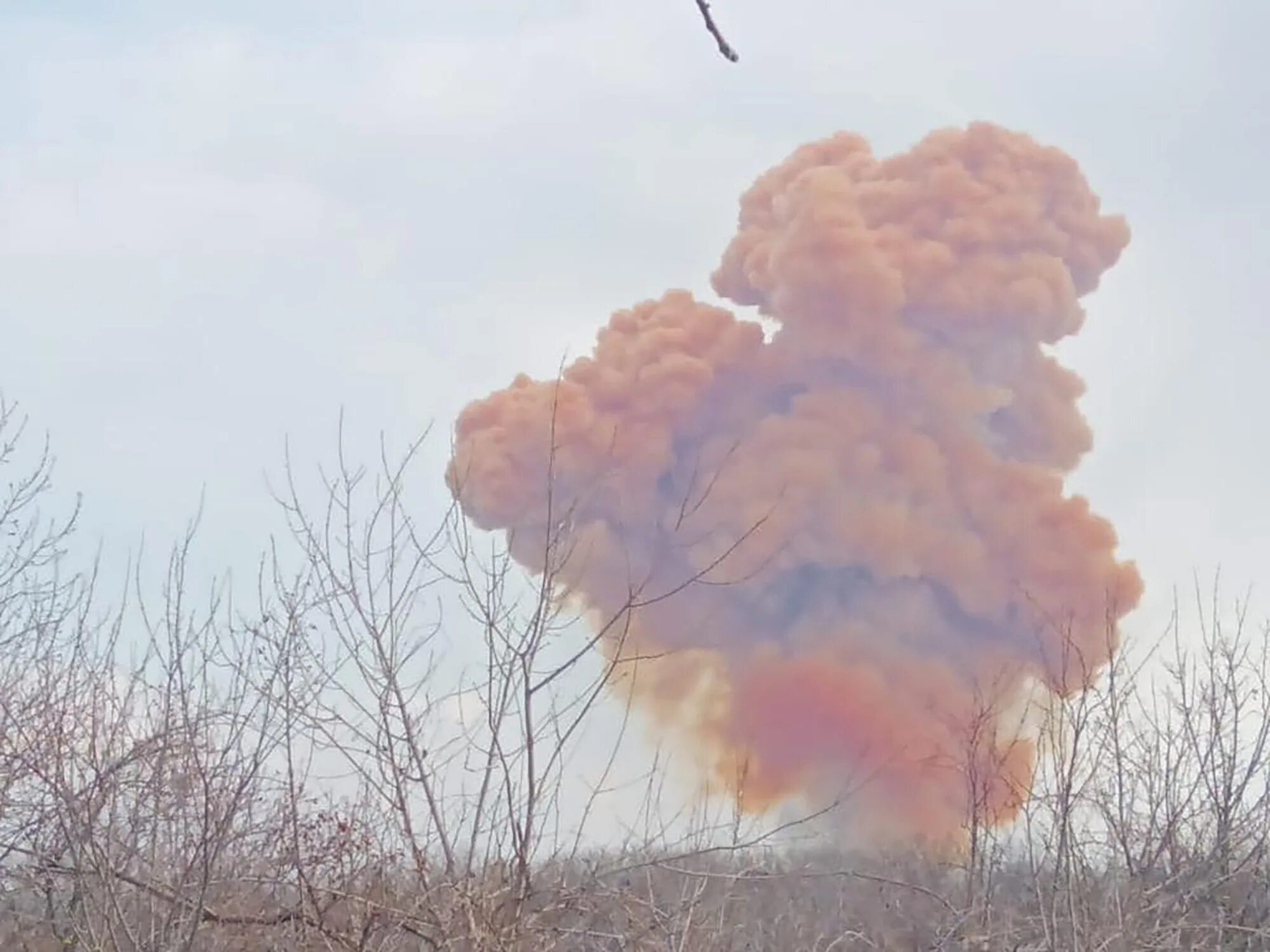 Взрыв азотной кислоты на Украине. Химическое облако. Азотное облако. Атакует взрывом