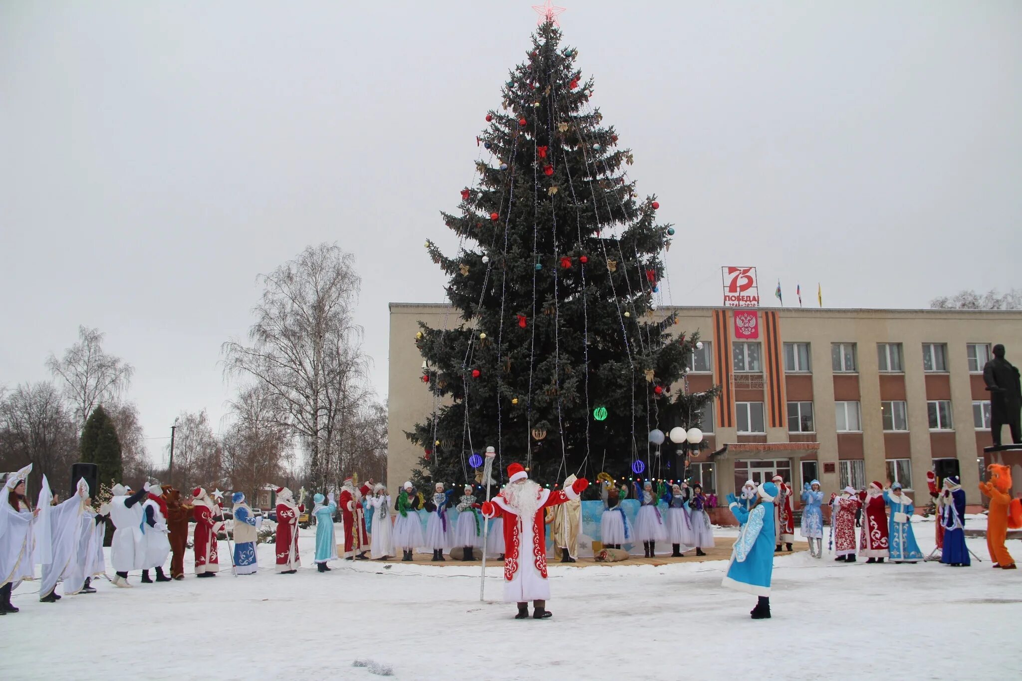 Подслушано белгородская область. Елка в Старом Осколе 2022. Белгород Волоконовский район. Строитель город Белгородская область елка на площади 2022. Площадь елка на новый год Алексеевка.